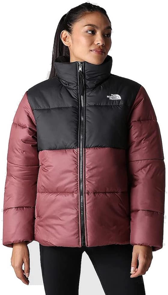 Die **THE NORTH FACE Damen Saikuru Jacke** kombiniert Retro- und moderne Designelemente, um eine stilvolle, funktionale Außenschicht für kaltes Wetter zu bieten. Hergestellt aus 100 % Polyester und mit recycelten Materialien innen und außen, stellt sie eine umweltfreundliche Wahl dar, die sowohl Nachhaltigkeit als auch Leistung bietet. Die kastenförmigen Designelemente verleihen der Jacke ein markantes, trendiges Aussehen, das sowohl im städtischen Umfeld als auch bei Outdoor-Aktivitäten eine gute Figur macht.

Die **Heatseeker Eco Isolierung** sorgt für exzellenten Wärmeschutz, ohne dabei unnötig aufzutragen. Sie nutzt recycelte Materialien, um eine nachhaltige Wärmespeicherung zu gewährleisten und gleichzeitig den Tragekomfort zu maximieren. Diese Isolierung ist besonders effektiv bei kälteren Temperaturen, sodass die Jacke ideal für den Herbst und Winter geeignet ist.

Die **Maschinenwaschbarkeit** macht die Pflege der Jacke unkompliziert und praktisch, während die hohe Strapazierfähigkeit und die durchdachte Materialzusammensetzung dafür sorgen, dass sie auch bei häufiger Nutzung ihre Form und Funktionalität behält. Die Jacke verbindet **stylisches Design** mit **hohem Komfort** und bietet dank ihres vielseitigen Looks eine ideale Ergänzung für den Alltag.

Ob beim Spaziergang durch die Stadt oder bei einer Wanderung in den Bergen, die Saikuru Jacke hält dich warm und schützt dich vor den Elementen, ohne Kompromisse bei der Ästhetik einzugehen. Ihre umweltbewusste Herstellung und der innovative Einsatz von recycelten Materialien machen sie zu einer verantwortungsbewussten Wahl für modebewusste Outdoor-Fans.