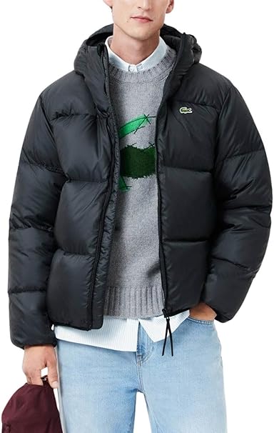 Die Lacoste Herren Parka-Jacke ist ein stilvolles und funktionales Kleidungsstück, das ideal für die kühleren Monate des Jahres ist. Diese Jacke vereint sportlichen Chic mit praktischen Eigenschaften und spiegelt die zeitlose Eleganz der Marke Lacoste wider.

Das Design der Parka-Jacke zeichnet sich durch eine moderne Silhouette aus, die sowohl lässig als auch urban wirkt. Hergestellt aus hochwertigen Materialien, bietet sie nicht nur einen hervorragenden Tragekomfort, sondern auch eine hohe Strapazierfähigkeit. Die wasserabweisende Außenschicht schützt vor leichten Regenfällen, während das warme Innenfutter für angenehme Temperaturen sorgt, selbst an kalten Tagen.

Ein weiteres Highlight der Lacoste Parka-Jacke sind die durchdachten Details. Die Jacke verfügt über eine verstellbare Kapuze, die zusätzlichen Schutz gegen Wind und Wetter bietet. Praktische Taschen an den Seiten und auf der Brust bieten ausreichend Stauraum für persönliche Gegenstände, während der Reißverschluss und die Druckknöpfe für eine sichere und einfache Handhabung sorgen.

Die charakteristischen Lacoste-Elemente, wie das ikonische Krokodil-Logo, verleihen der Jacke einen sportlichen Akzent und unterstreichen die Markenidentität. Die Farbpalette reicht von klassischen Tönen wie Schwarz und Navy bis hin zu trendigen Farben, die sich leicht in jede Garderobe integrieren lassen.

Die Lacoste Herren Parka-Jacke ist nicht nur funktional, sondern auch vielseitig. Sie lässt sich hervorragend mit Jeans, Chinos oder sportlichen Hosen kombinieren und eignet sich somit für verschiedene Anlässe, sei es ein entspannter Stadtbummel oder ein lässiges Treffen mit Freunden.

Zusammengefasst ist die Lacoste Herren Parka-Jacke eine perfekte Wahl für modebewusste Männer, die Wert auf Stil, Komfort und Qualität legen. Sie bietet den idealen Mix aus Funktionalität und modernem Design, was sie zu einem unverzichtbaren Bestandteil jeder Herbst- und Wintergarderobe macht.