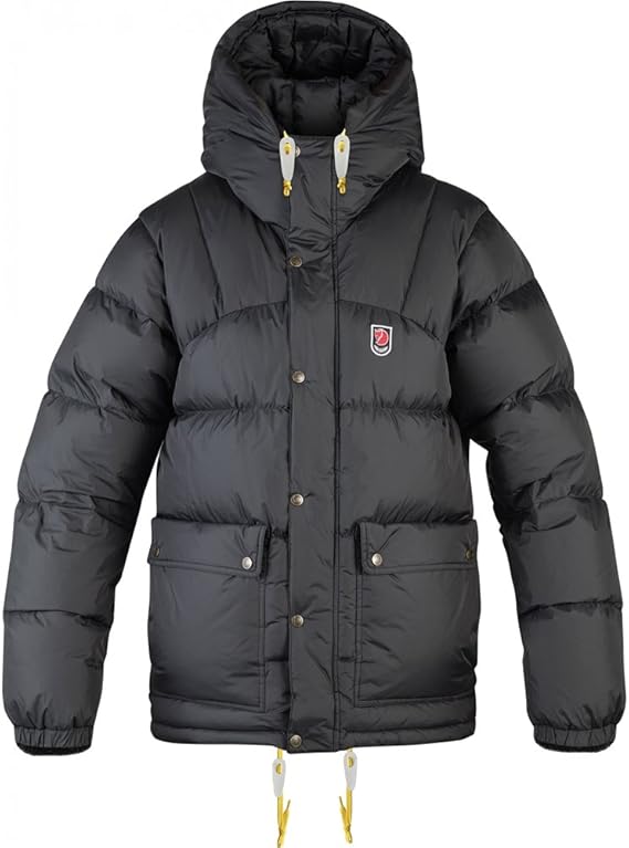 Entdecken Sie die Fjällräven Herren Expedition Lite Jacke, die ideale Wahl für alle Outdoor-Enthusiasten! Diese Jacke vereint Funktionalität und Stil und ist perfekt für Bergsteigen, Trekking und andere Abenteuer in der Natur.

Hochwertiges Material für höchsten Komfort
Die Expedition Lite Jacke besteht zu 100 % aus hochwertigem Polyamid. Dieses Material ist nicht nur extrem langlebig, sondern auch leicht und atmungsaktiv. So bleiben Sie auch bei intensiven Aktivitäten angenehm trocken und komfortabel. Der robuste Stoff schützt Sie vor Wind und Wetter, sodass Sie sich ganz auf Ihr Abenteuer konzentrieren können.

Praktische Pflege
Die Pflege dieser Jacke könnte nicht einfacher sein! Sie ist maschinenwaschbar, was Ihnen Zeit und Mühe spart. Nach einem langen Tag im Freien können Sie die Jacke einfach in die Waschmaschine geben und sie ist im Handumdrehen wieder einsatzbereit.

Vielseitiges Design
Die Fjällräven Expedition Lite Jacke kommt in einem stilvollen Navy-Ton, der sowohl in der Natur als auch in der Stadt gut aussieht. Ihr zeitloses Design macht sie zu einem vielseitigen Kleidungsstück, das sich problemlos mit anderen Outfits kombinieren lässt.

Optimal für Outdoor-Aktivitäten
Egal, ob Sie auf einer anspruchsvollen Bergtour sind oder einen entspannten Spaziergang im Wald machen – diese Jacke bietet Ihnen die Bewegungsfreiheit und den Schutz, den Sie benötigen. Sie ist speziell für Sportkleidung im Bereich Bergsteigen und Trekking entwickelt und sorgt dafür, dass Sie immer die beste Leistung abrufen können.

Warum Fjällräven?
Fjällräven steht für Qualität und Nachhaltigkeit. Mit der Expedition Lite Jacke entscheiden Sie sich für ein Produkt, das nicht nur funktional ist, sondern auch den hohen Standards der Marke gerecht wird. Vertrauen Sie auf die Erfahrung und das Engagement von Fjällräven für umweltfreundliche Produkte.

Fazit
Die Fjällräven Herren Expedition Lite Jacke ist die perfekte Wahl für alle, die die Natur lieben und dabei Wert auf Qualität und Komfort legen. Machen Sie sich bereit für Ihr nächstes Abenteuer und genießen Sie die Freiheit, die diese Jacke Ihnen bietet! Holen Sie sich jetzt Ihre Fjällräven Expedition Lite Jacke und erleben Sie die Natur in vollem Umfang!