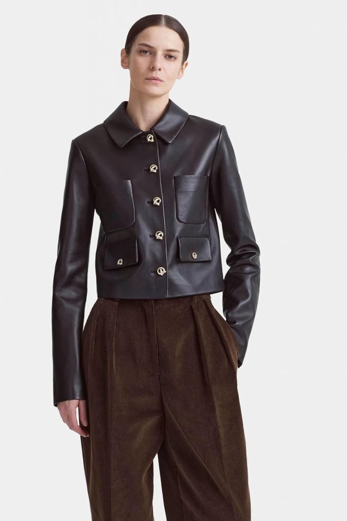 Die Astley Jacket von Altuzarra ist ein herausragendes Beispiel für zeitlose Eleganz und meisterhafte Handwerkskunst. Hergestellt aus 100 % hochwertigem Lammleder, verkörpert diese Jacke sowohl Stil als auch Funktionalität. Das weiche und geschmeidige Leder sorgt für einen luxuriösen Tragekomfort und verleiht der Jacke eine edle Ausstrahlung, die sowohl im Alltag als auch bei besonderen Anlässen zur Geltung kommt.

Die Astley Jacket präsentiert sich mit einem klassischen Spitzkragen, der dem Design eine subtile Raffinesse verleiht. Der durchgehende Knopfverschluss an der Vorderseite ist nicht nur praktisch, sondern auch ein ästhetisches Highlight. Die zweifarbigen Knöpfe, die sowohl die Vorderseite als auch die Altuzarra Astley Jacket Manschetten zieren, fungieren als dekorative Elemente, die den Look auf stilvolle Weise aufwerten. Diese kleinen Details machen die Jacke zu einem echten Blickfang und unterstreichen die Liebe zum Detail, für die Altuzarra bekannt ist.

Die taillierte Passform der Astley Jacket schmeichelt der Silhouette und sorgt für eine feminine Ausstrahlung. Die leicht verkürzte Silhouette verleiht der Jacke einen modernen Touch und macht sie vielseitig kombinierbar – sei es zu einer eleganten Hose, einem Rock oder sogar zu lässigen Jeans.

Für die Pflege dieser exquisiten Jacke wird eine chemische Reinigung empfohlen, um die Qualität des Leders zu bewahren und die Langlebigkeit des Produkts zu gewährleisten.

Insgesamt ist die Astley Jacket von Altuzarra nicht nur ein Kleidungsstück, sondern ein Statement-Piece, das Stilbewusstsein und Klasse ausstrahlt. Sie ist die perfekte Wahl für modische Frauen, die Wert auf hochwertige Materialien und exzellente Verarbeitung legen.Altuzarra Astley Jacket