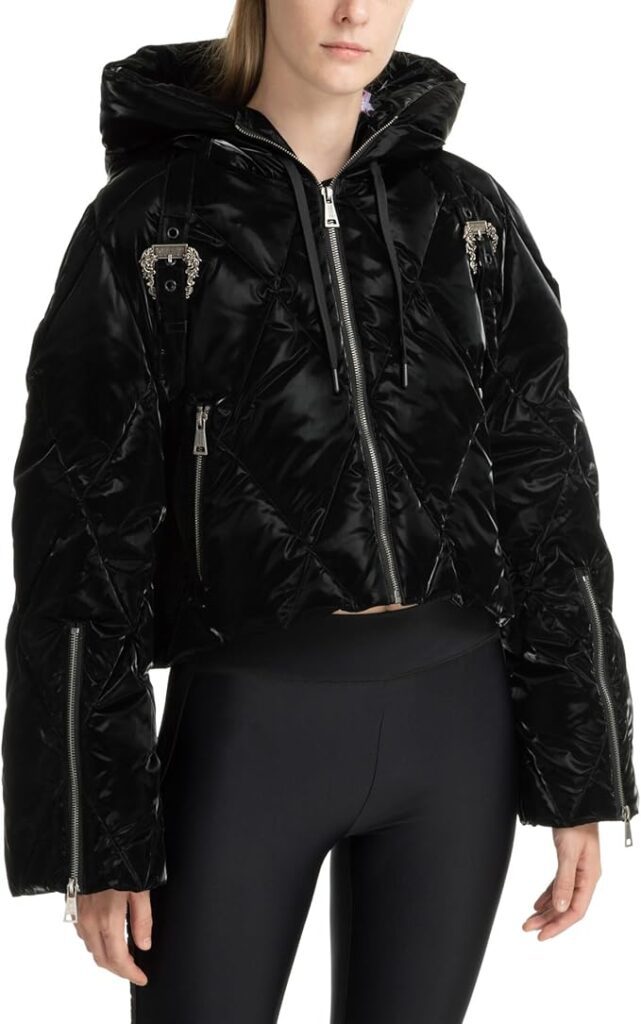 Entdecken Sie die Eleganz der VERSACE JEANS COUTURE Daunenjacke für Damen in Schwarz – Größe 40

Verleihen Sie Ihrer Wintergarderobe einen Hauch von Luxus mit der exquisiten Daunenjacke von VERSACE JEANS COUTURE. Diese stilvolle Jacke ist nicht nur ein modisches Statement, sondern auch ein unverzichtbarer Begleiter an kalten Tagen. Hergestellt aus hochwertigen Materialien, bietet sie Ihnen den perfekten Mix aus Komfort, Wärme und Eleganz.

Die tiefschwarze Farbe verleiht der Jacke eine zeitlose Raffinesse, die sich mühelos in jede Garderobe integrieren lässt. Egal, ob Sie einen lässigen Stadtbummel planen oder sich auf eine elegante Abendveranstaltung vorbereiten – diese Daunenjacke passt zu jedem Anlass und unterstreicht Ihren individuellen Stil.

Mit einer sorgfältigen Materialzusammensetzung sorgt die Jacke für hervorragende Isolierung, während sie gleichzeitig atmungsaktiv bleibt. Die hochwertigen Daunen bieten Ihnen nicht nur Wärme, sondern auch ein federleichtes Tragegefühl. Die Jacke ist so konzipiert, dass sie sich angenehm an Ihren Körper anschmiegt und Ihnen maximale Bewegungsfreiheit bietet.

Besonders hervorzuheben sind die durchdachten Details, die die VERSACE JEANS COUTURE Daunenjacke zu einem echten Highlight machen. Die stilvollen Reißverschlüsse und die modischen Akzente verleihen der Jacke eine moderne Note, während die klassische Silhouette für zeitlose Eleganz sorgt.

Egal, ob Sie sie mit einer Jeans für einen lässigen Look oder über einem eleganten Kleid für einen besonderen Anlass kombinieren – diese Jacke wird schnell zu Ihrem Lieblingsstück.

Gönnen Sie sich den Luxus und die Qualität von VERSACE JEANS COUTURE. Investieren Sie in ein Kleidungsstück, das nicht nur schützt, sondern auch Ihre Persönlichkeit zum Ausdruck bringt. Zögern Sie nicht und sichern Sie sich diese stilvolle Daunenjacke in Größe 40 – für ein selbstbewusstes und elegantes Auftreten, egal bei welchem Wetter!